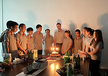  Superpack Département du personnel a tenu une fête d'anniversaire pour les employés qui avaient leur anniversaire en avril