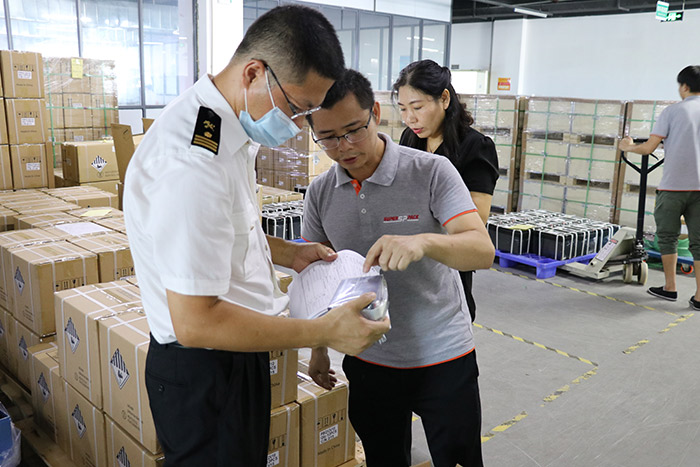 Les douaniers vérifient les emballages des batteries lithium-ion